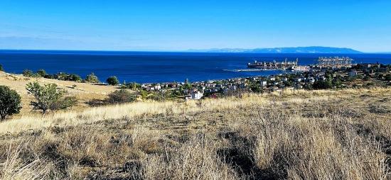 530 M² Großes Eckgrundstück Mit Fertiger Infrastruktur Und Herrlichem Meer- Und Naturblick.